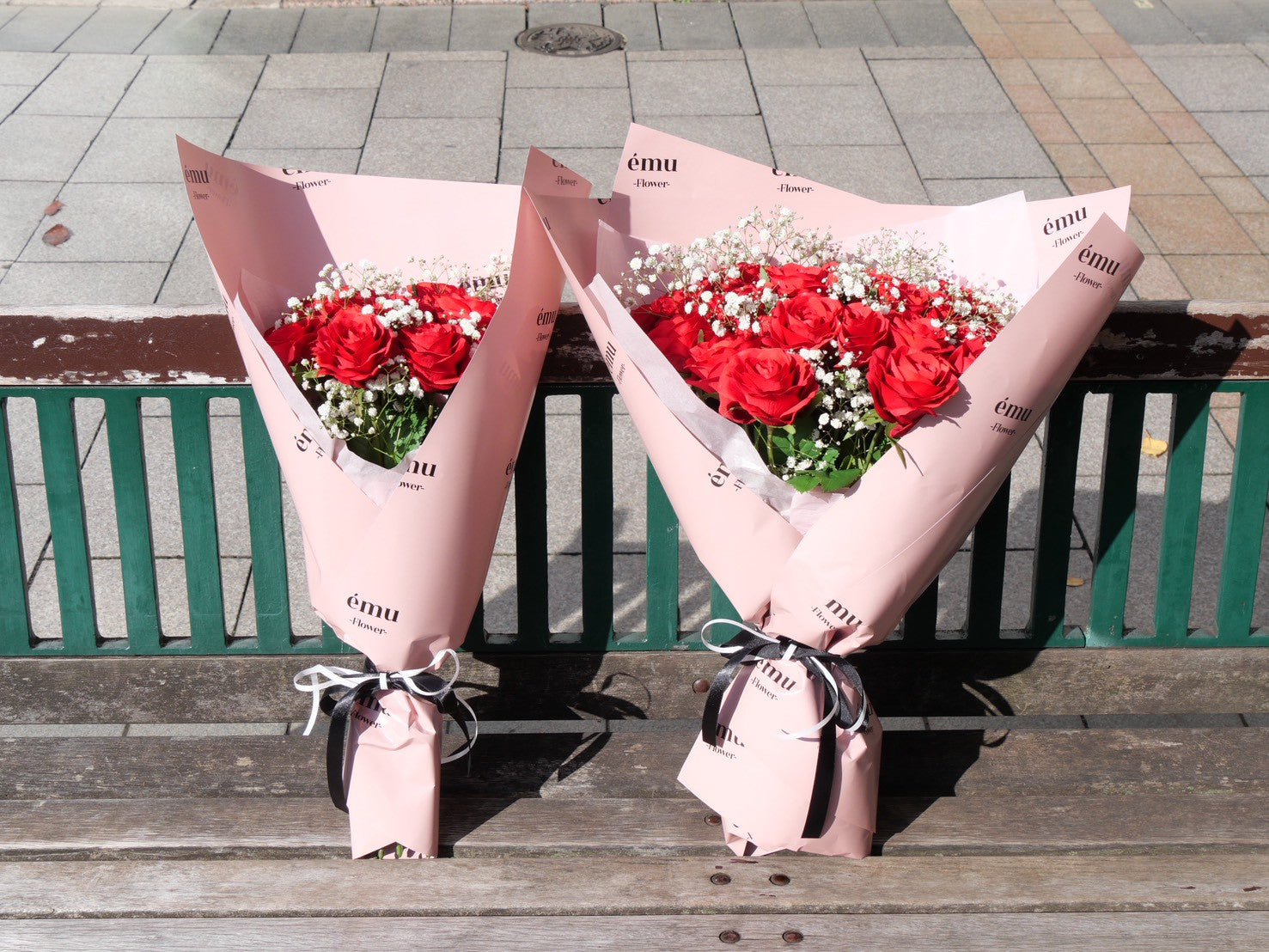 愛を伝える、赤バラとカスミソウ