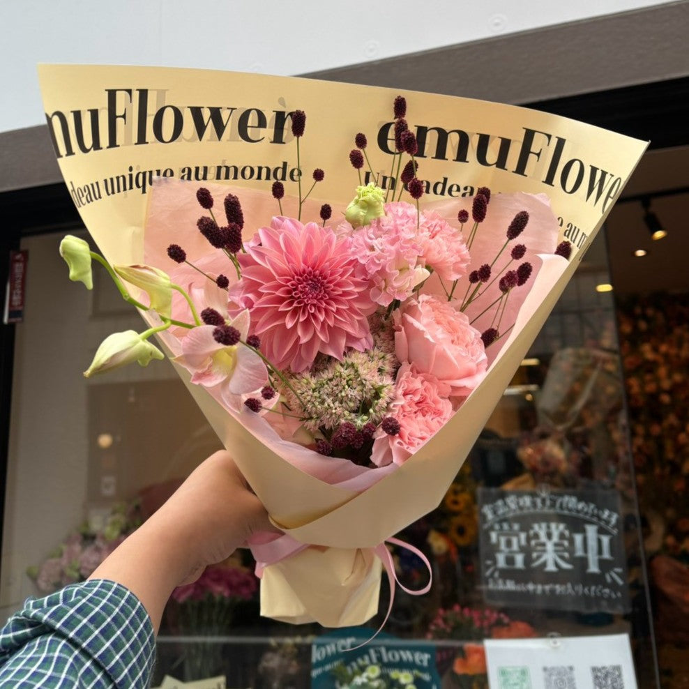 秋を束ねた、上品ピンクと吾亦紅のブーケ