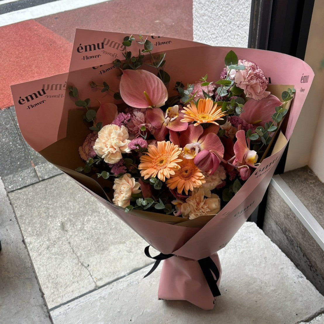 上品な淡色のときめきを束ねた、自由が丘の花束