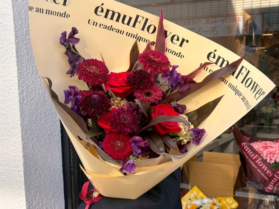 深紅のブーケで静かに燃える想いを伝える