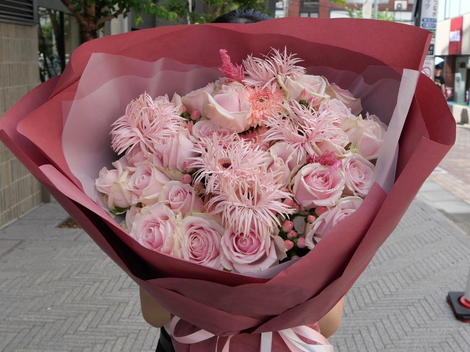 両手いっぱいの花束で、忘れられない瞬間を。