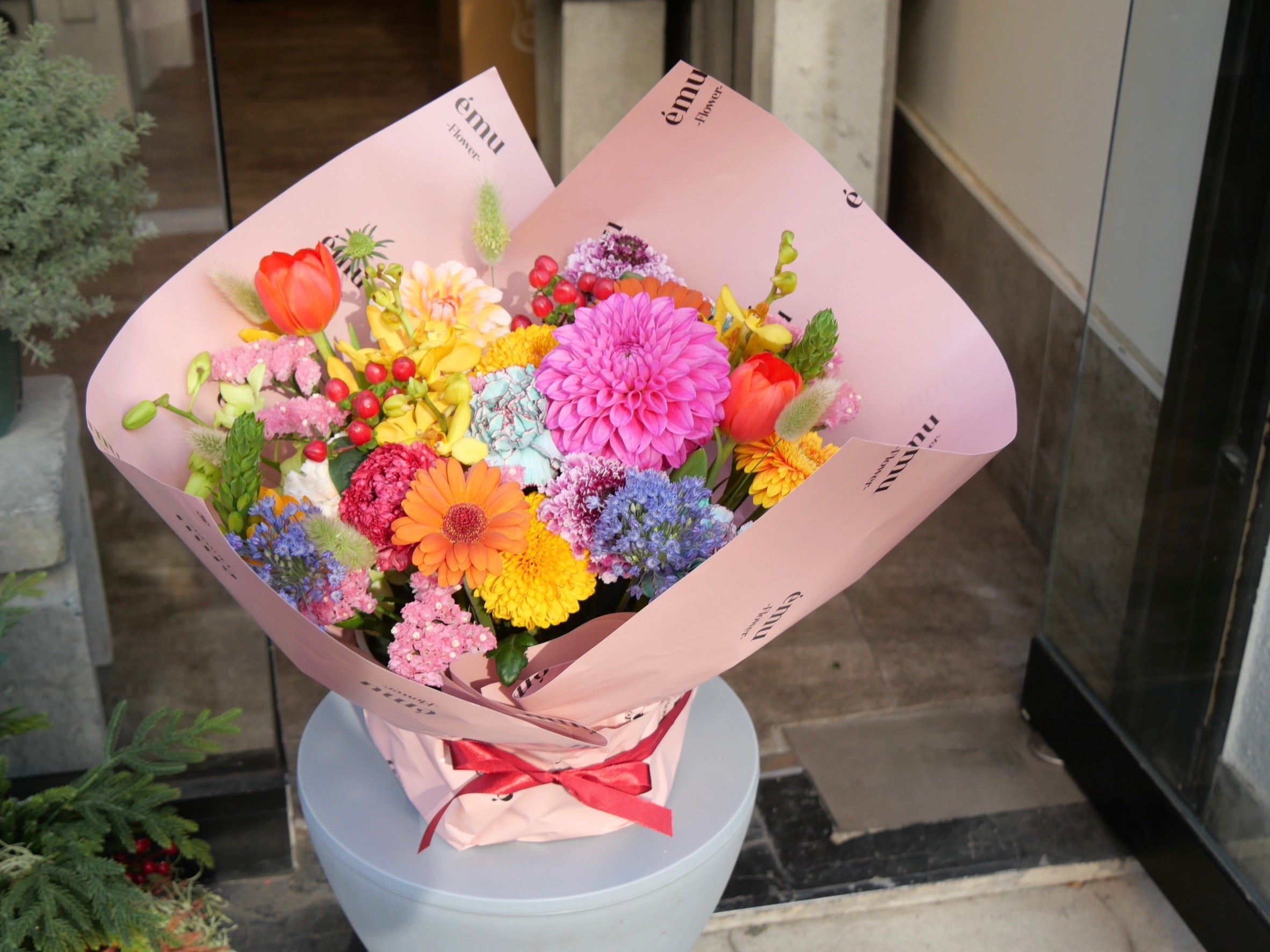 花瓶がなくても大丈夫。気軽に楽しめるフラワーアレンジメント