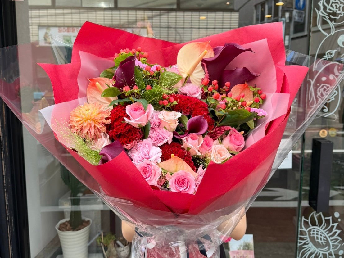 赤とピンクで彩る、華やかなフラワーギフト