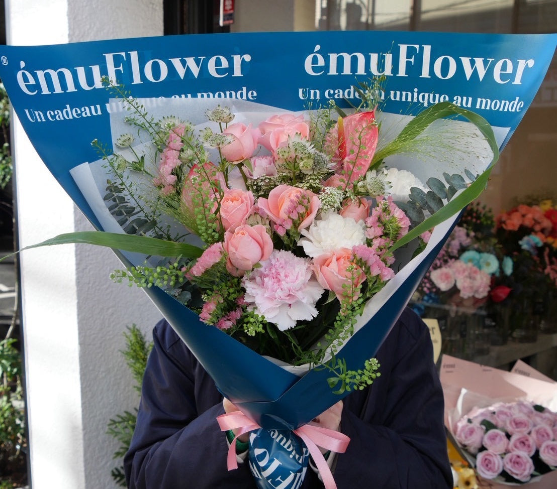 大人の「かわいい」を大切にした、ピンクの花束