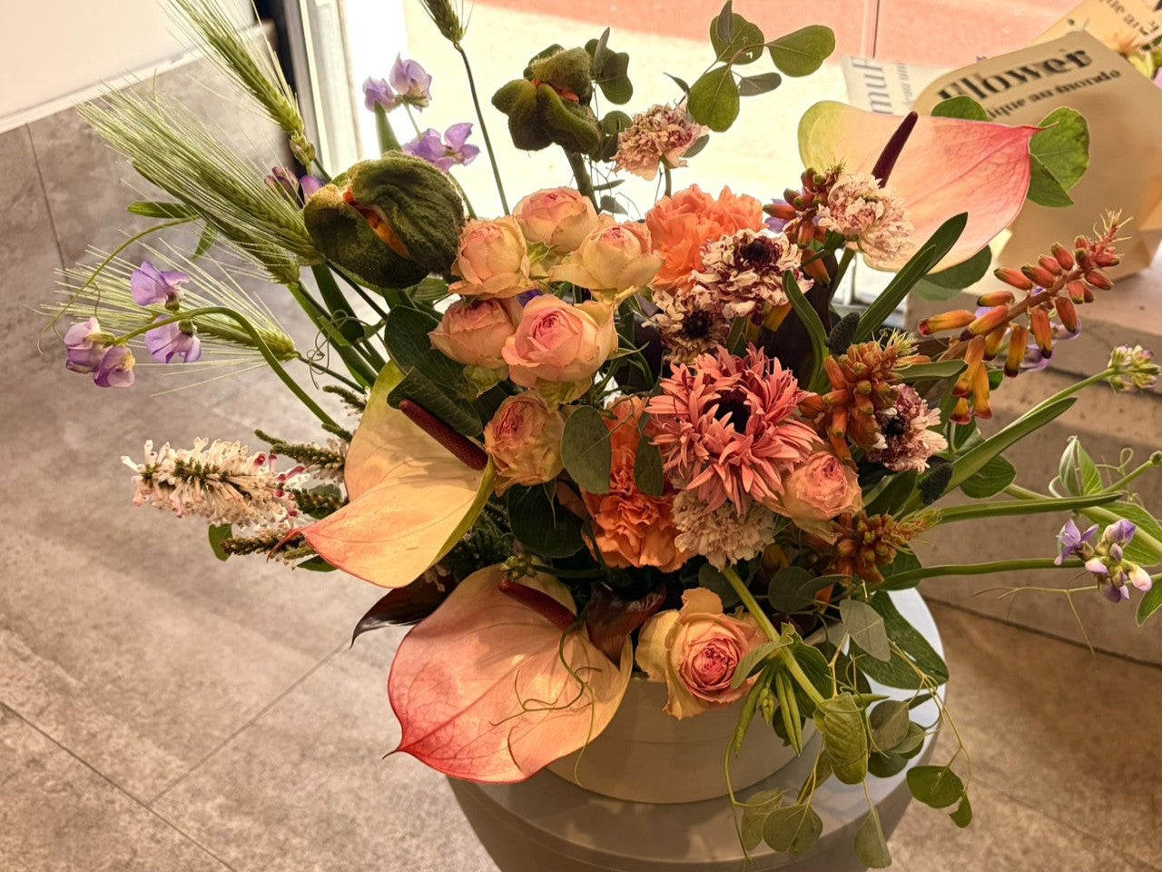 季節のお花をふんだんに使用した、特別なアレンジメント