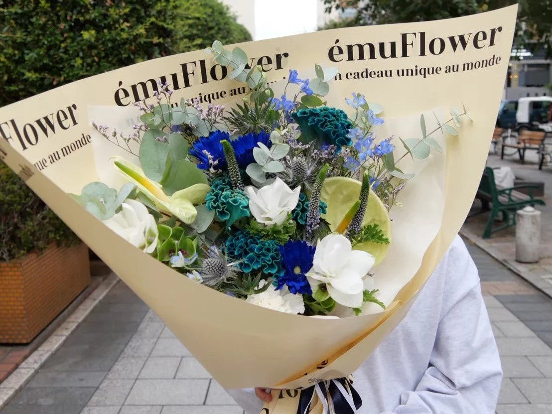 静けさと華やぎを纏う、ブルーのふんわりブーケ