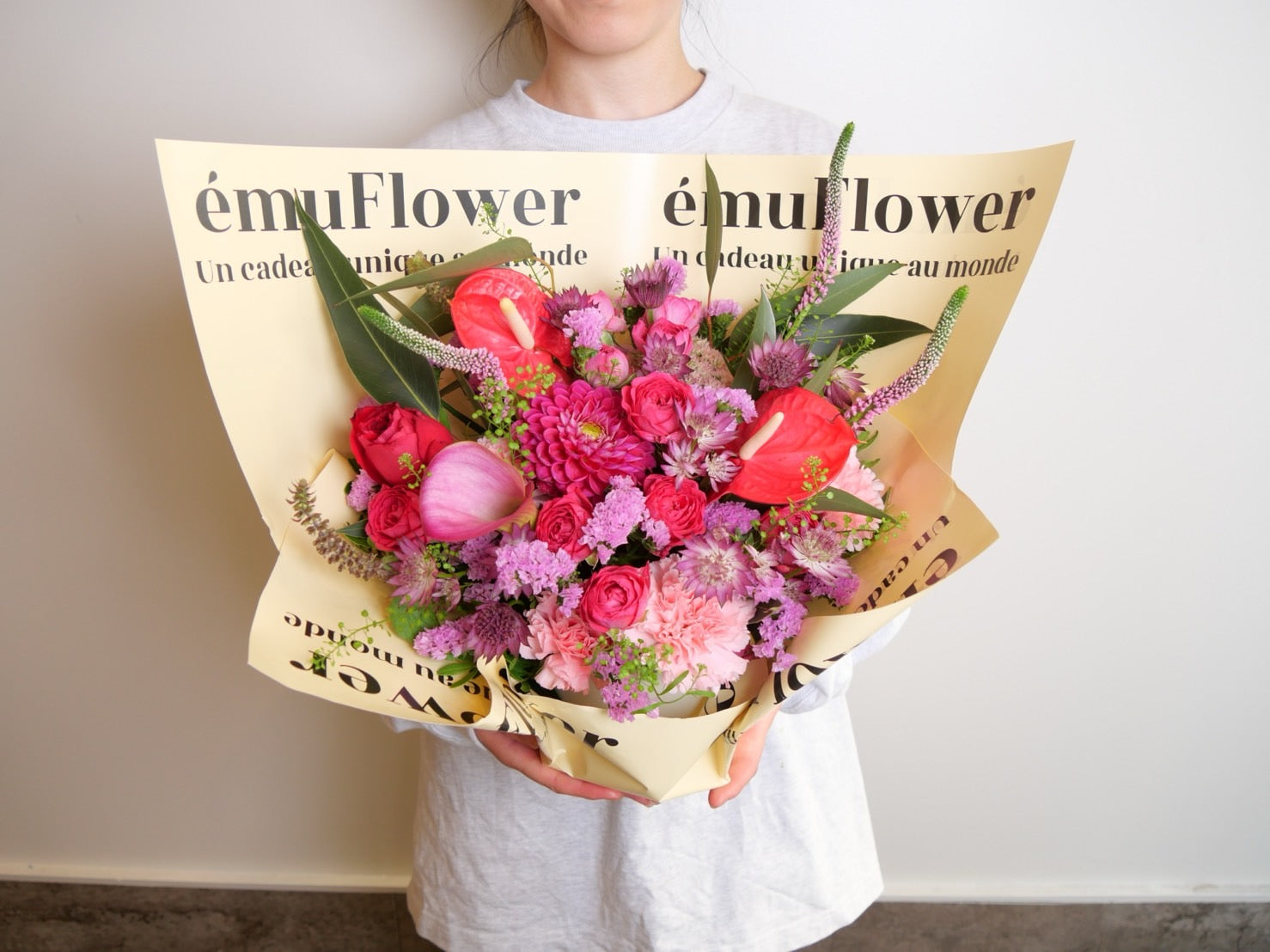 置くだけで華やぐ、ému flowerのアレンジメント