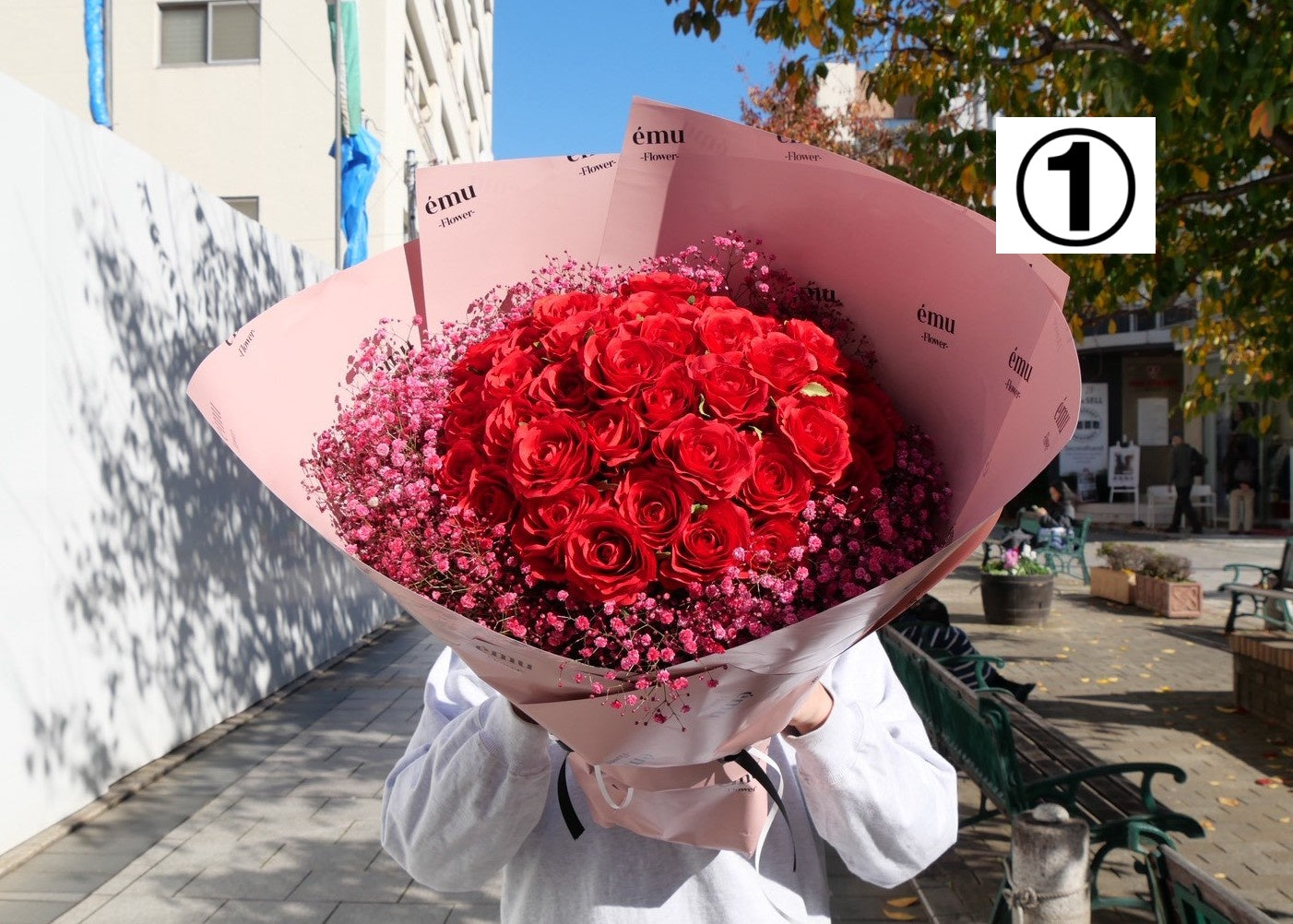 【高級バラ50本&カスミ草】選べるカスミ草カラー&émuピンクラッピング【北海道と沖縄は配送対象外】