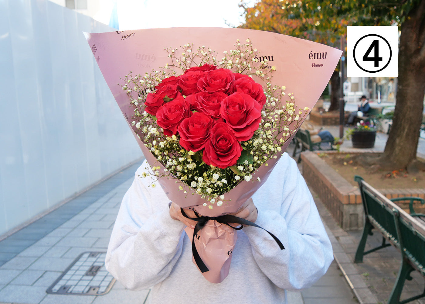 【高級バラ12本&カスミ草】選べるカスミ草カラー&émuピンク色ラッピング【北海道と沖縄は配送対象外】