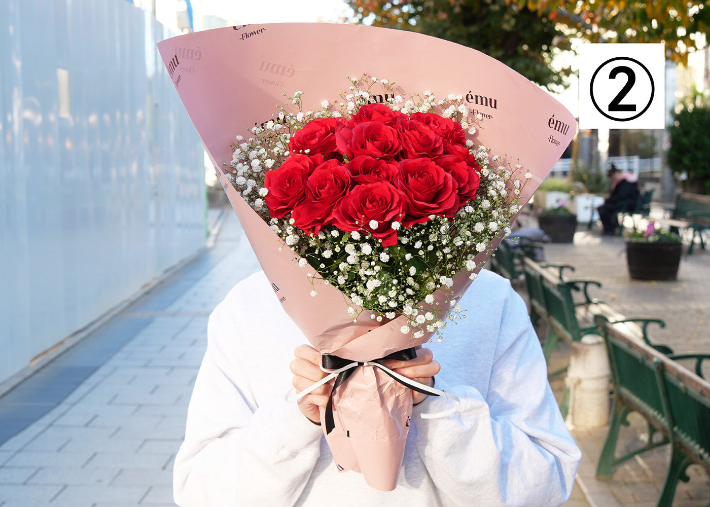 【高級バラ12本&カスミ草】選べるカスミ草カラー&émuピンク色ラッピング【北海道と沖縄は配送対象外】