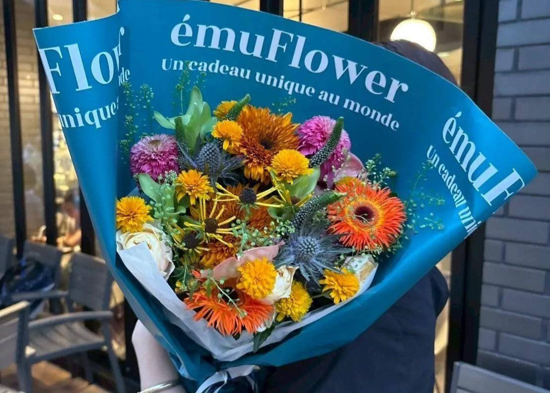花束片手に思いを伝える―――記憶に残る、たったひとつの贈り物 | ému Flower (エミュフラワー)