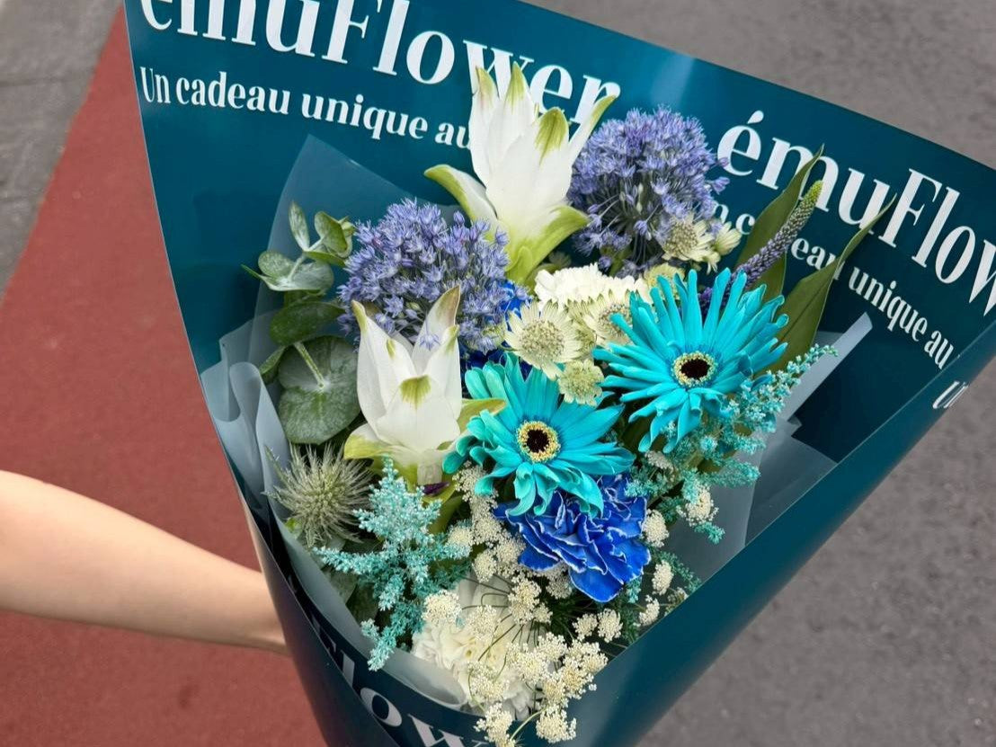 ブルーの花が凛と咲く、上品なフラワーブーケ