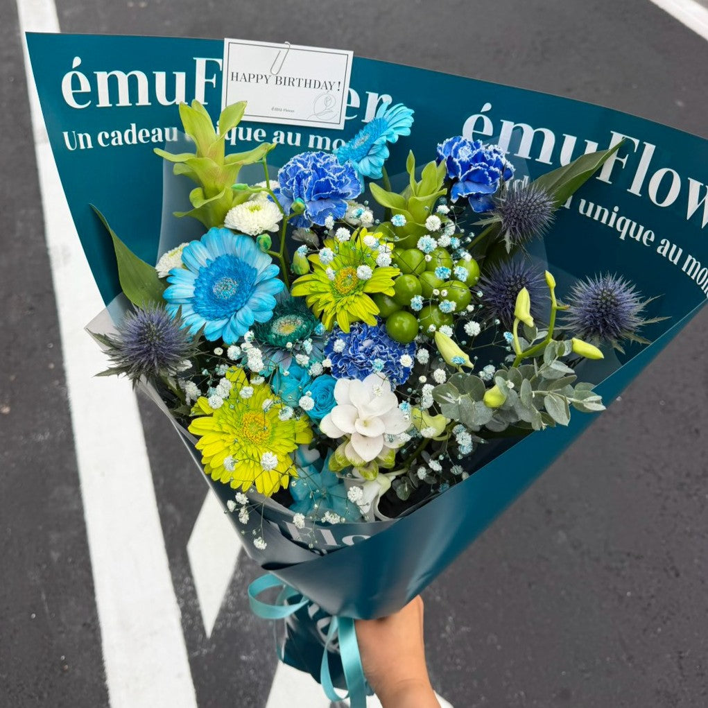 きらめくブルーをひと束に、軽やかなニュアンスブーケ
