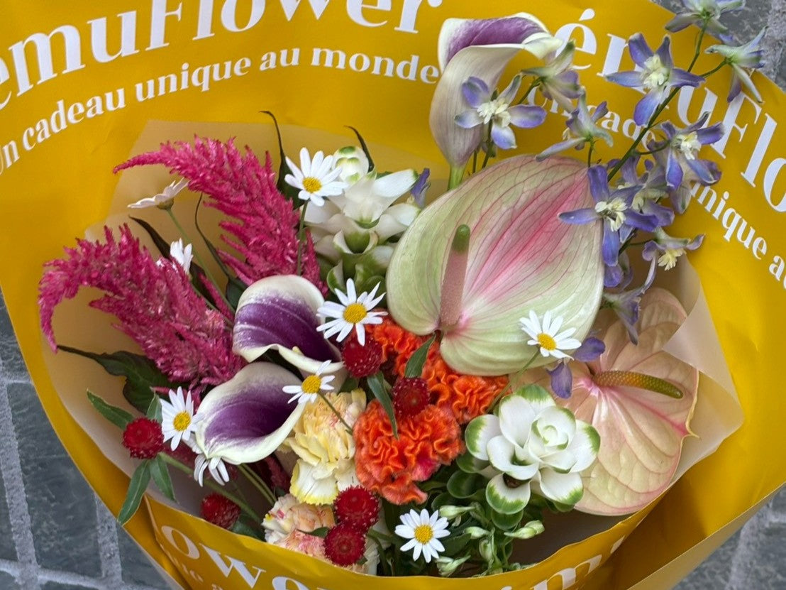 光沢が季節を照らす～アンスリウムが主役の花束の魅力～