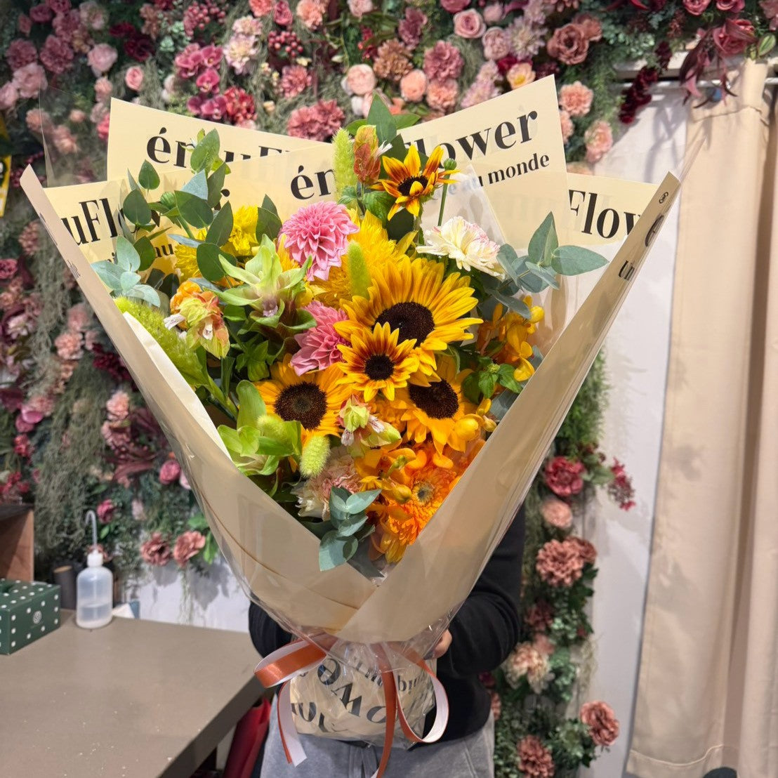 自由が丘の陽だまりを束ねた、上品ビタミンカラーの花束