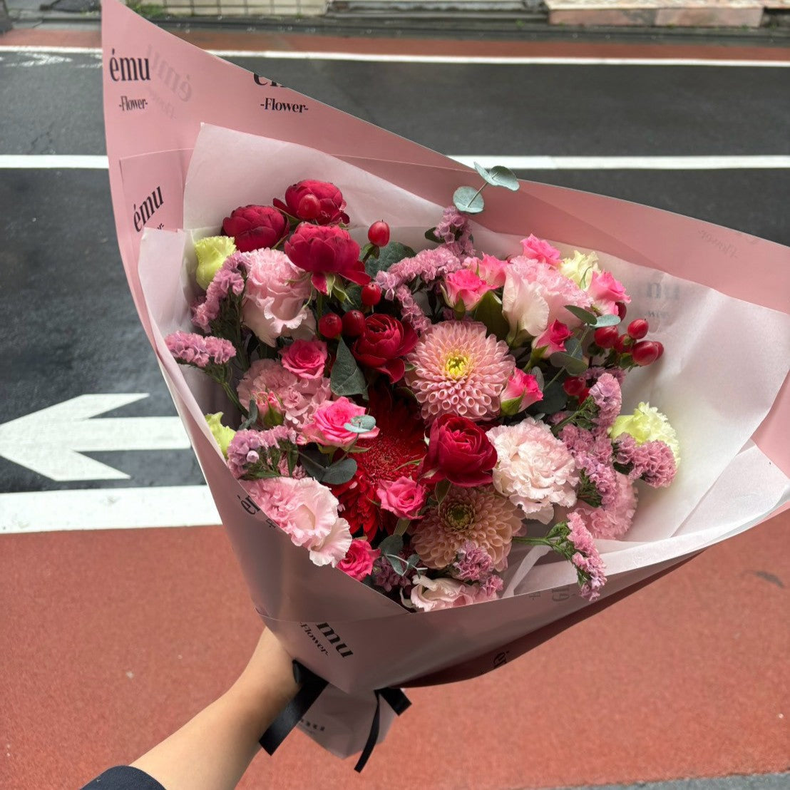 深みのあるピンクがほどける、自由が丘のときめきブーケ