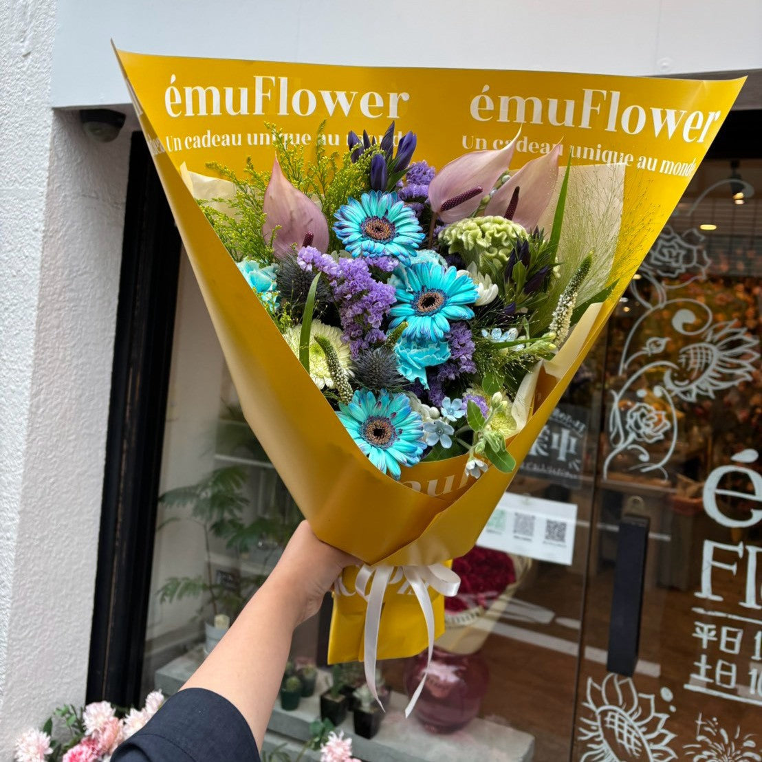 色のきらめきをそっと集めた、可憐なニュアンスブーケ