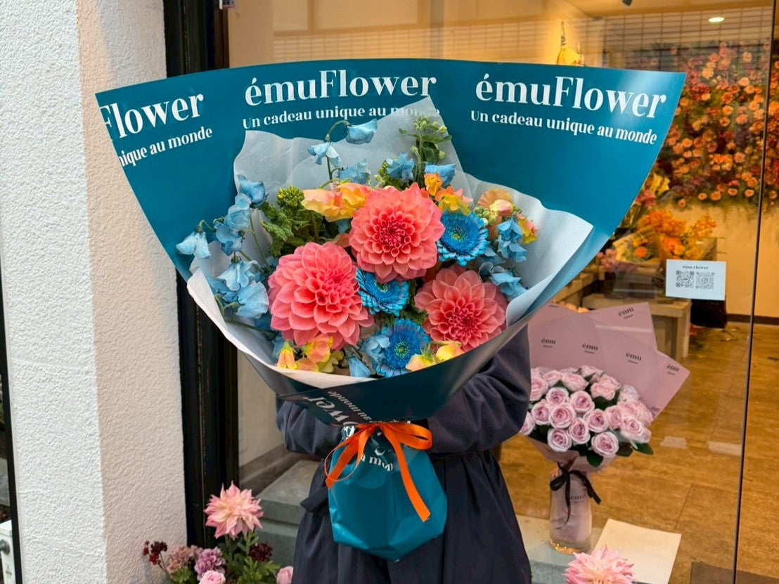 卒業式で、お花を贈る。