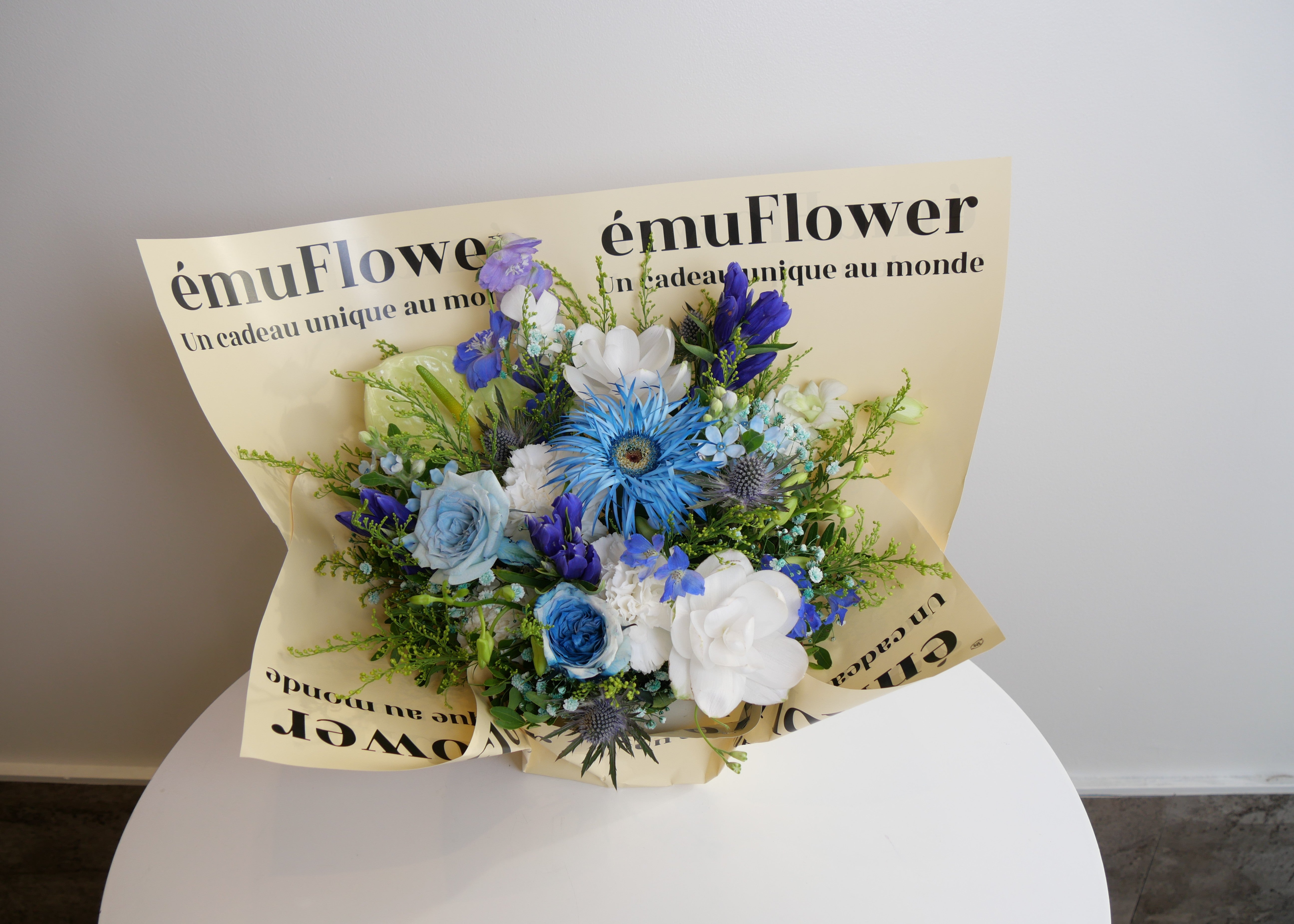 静かな冬のはじまりに、ブルーの花を