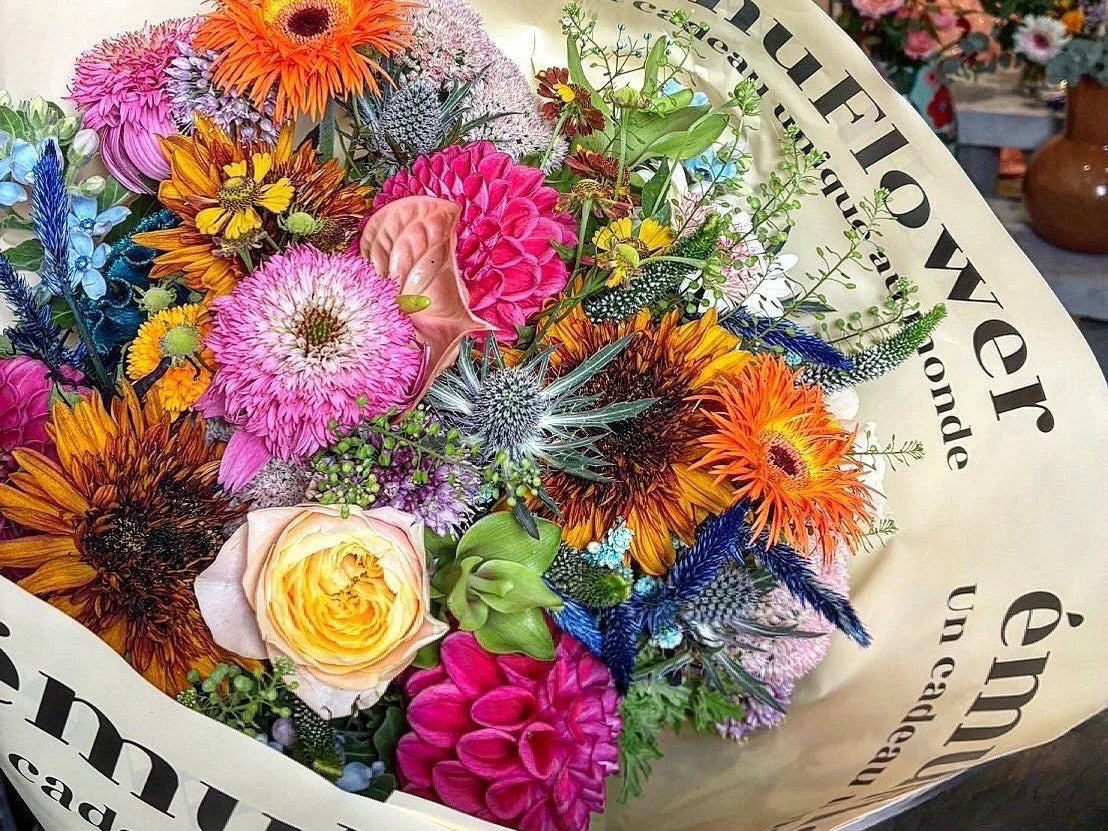 気分はカラフル！ボリュームたっぷり、カラフルなギフトブーケ