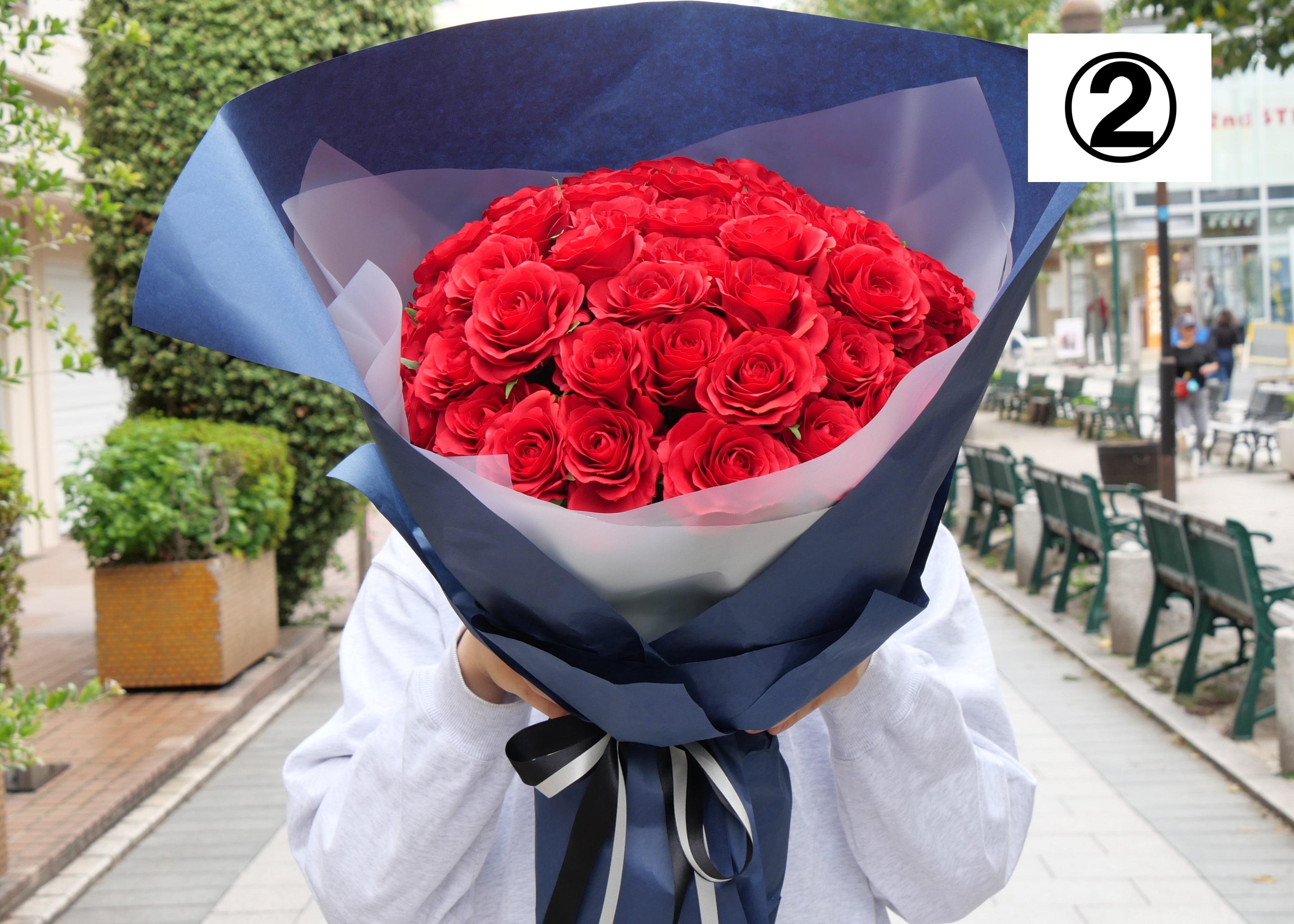 【高級バラ50本】黒・ネイビー・ピンクゴールドからお選びいただけるラッピング【北海道と沖縄は配送対象外】