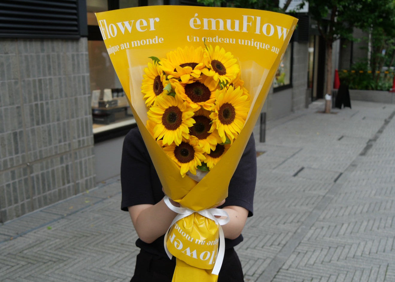 期間限定】ひまわり12本のサマーギフトブーケ | ému Flower (エミュ