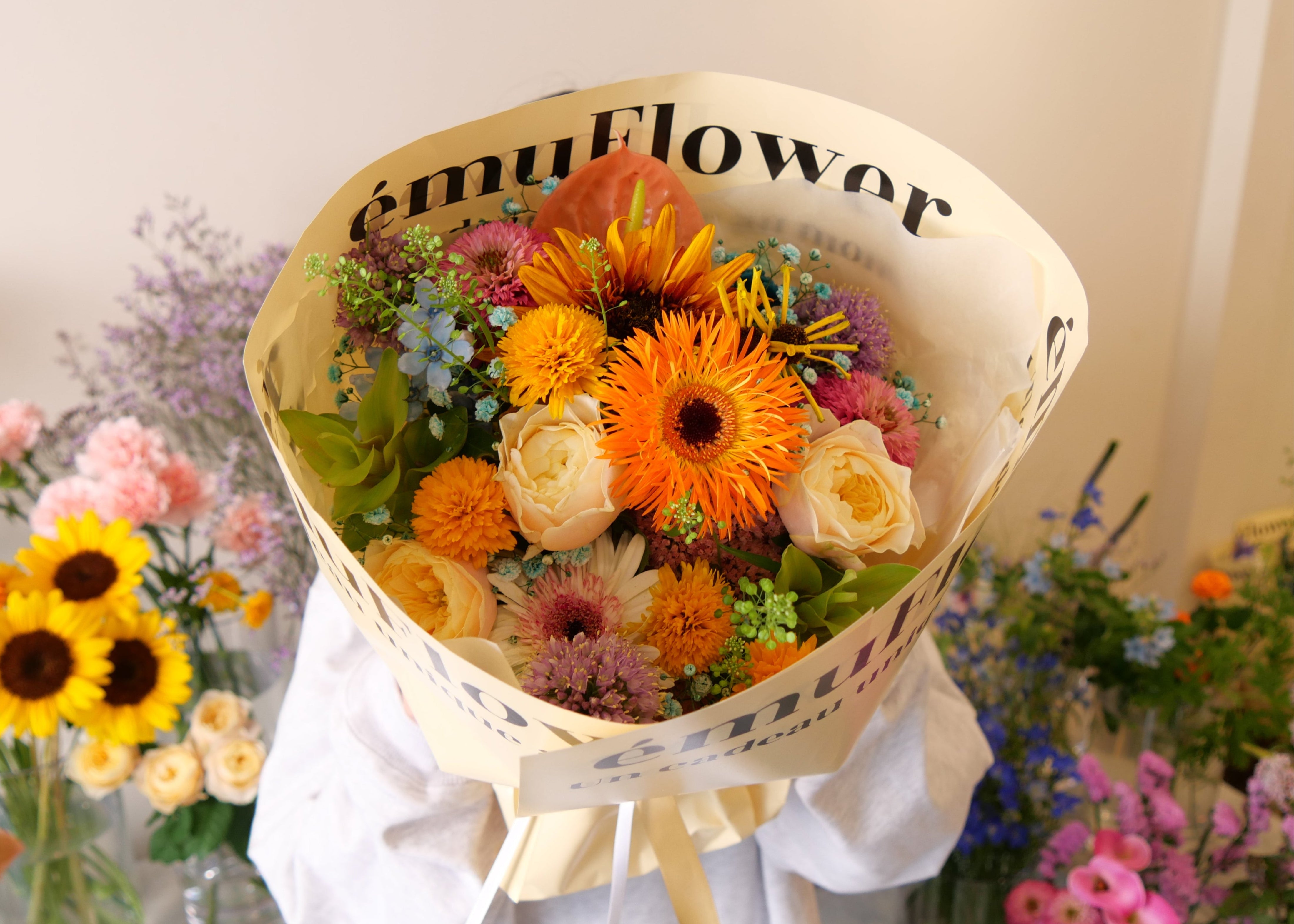 カラフルブーケ Mサイズ【花束】 | ému Flower (エミュフラワー)