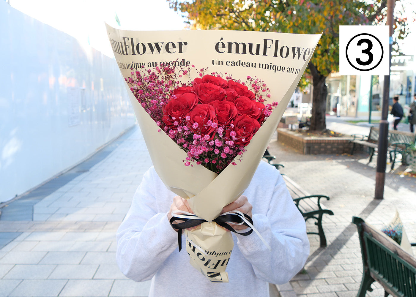 【高級バラ12本＆カスミ草】選べるカスミ草カラー＆émuクリーム色ラッピング【北海道と沖縄は配送対象外】