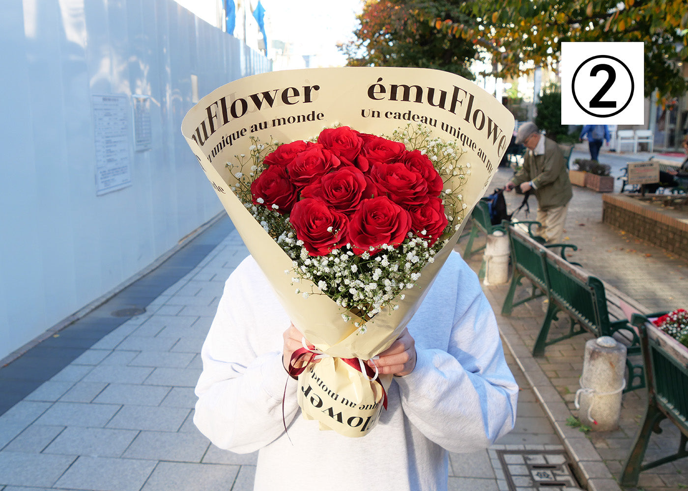 【高級バラ12本＆カスミ草】選べるカスミ草カラー＆émuクリーム色ラッピング【北海道と沖縄は配送対象外】