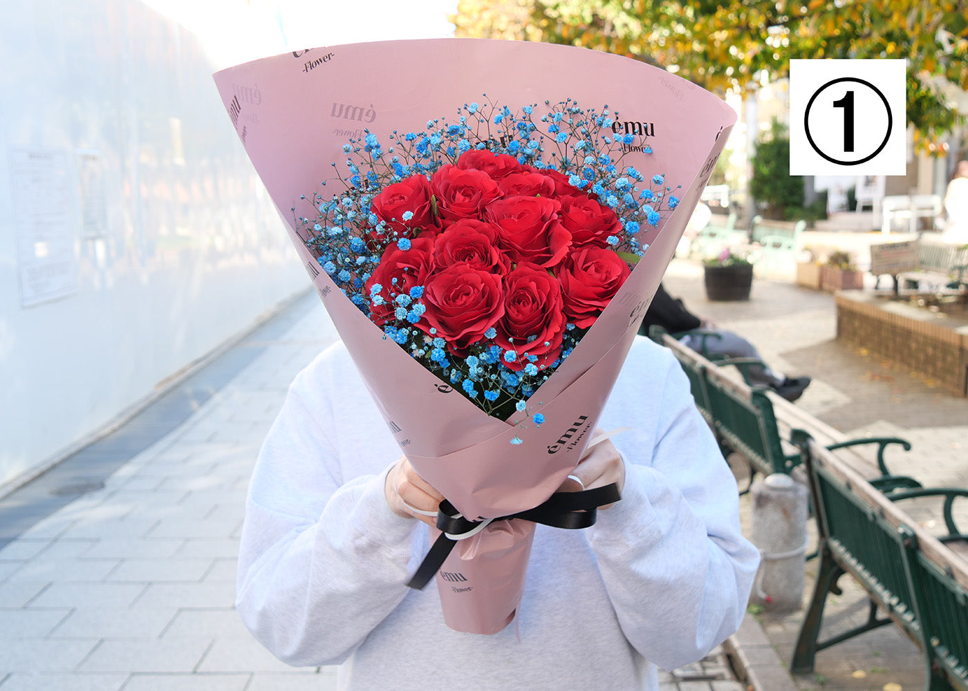 【高級バラ12本＆カスミ草】選べるカスミ草カラー＆émuピンク色ラッピング【北海道と沖縄は配送対象外】