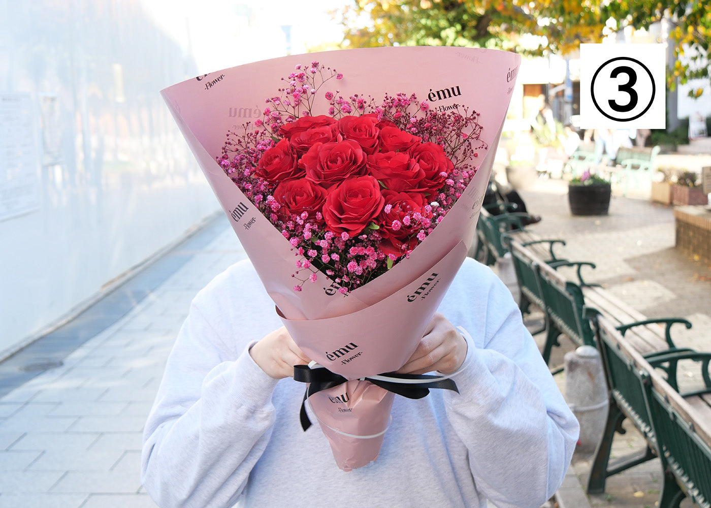 【高級バラ12本＆カスミ草】選べるカスミ草カラー＆émuピンク色ラッピング【北海道と沖縄は配送対象外】