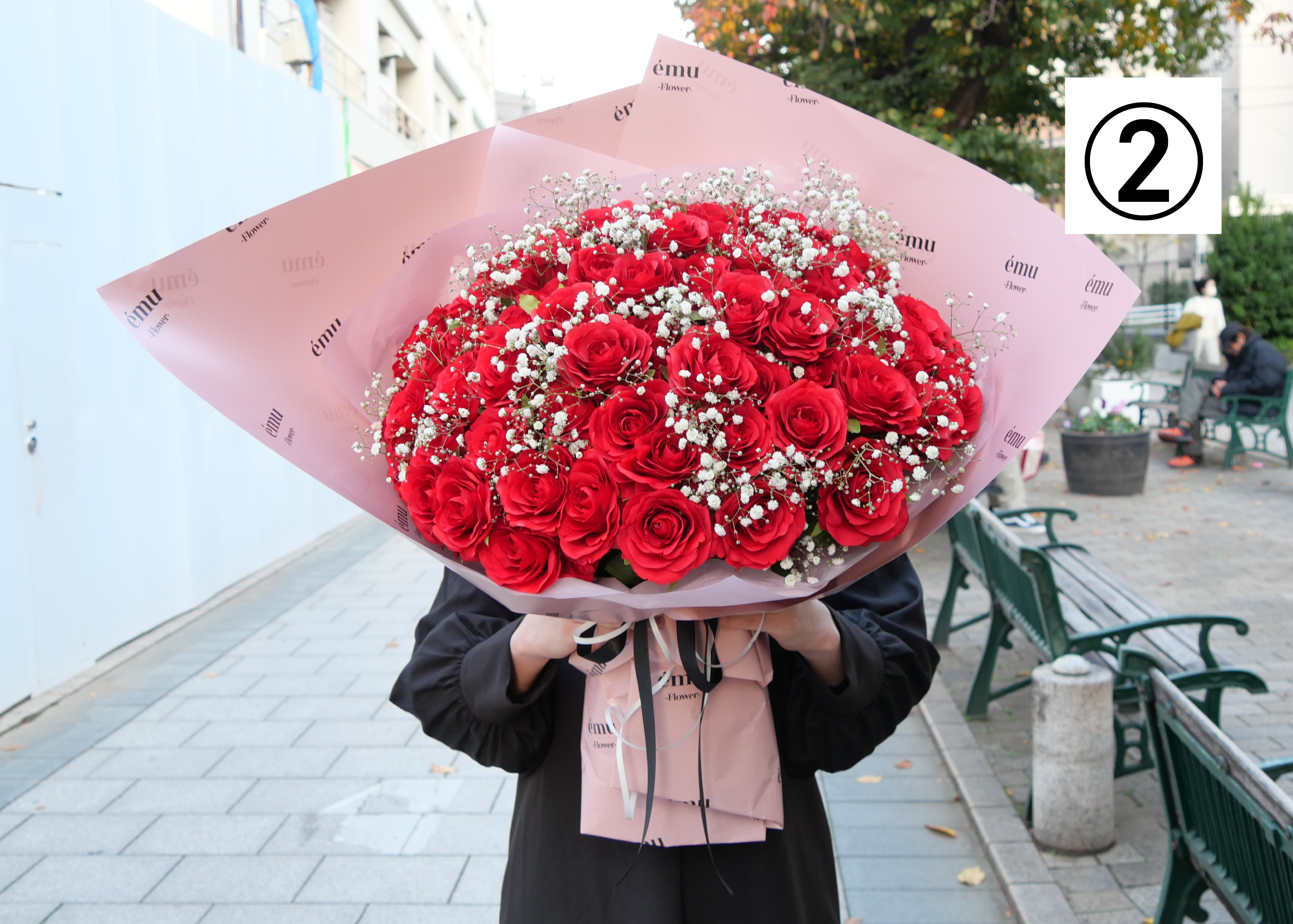 【高級バラ108本＆カスミ草】選べるラッピング　バラ花束 記念日に　